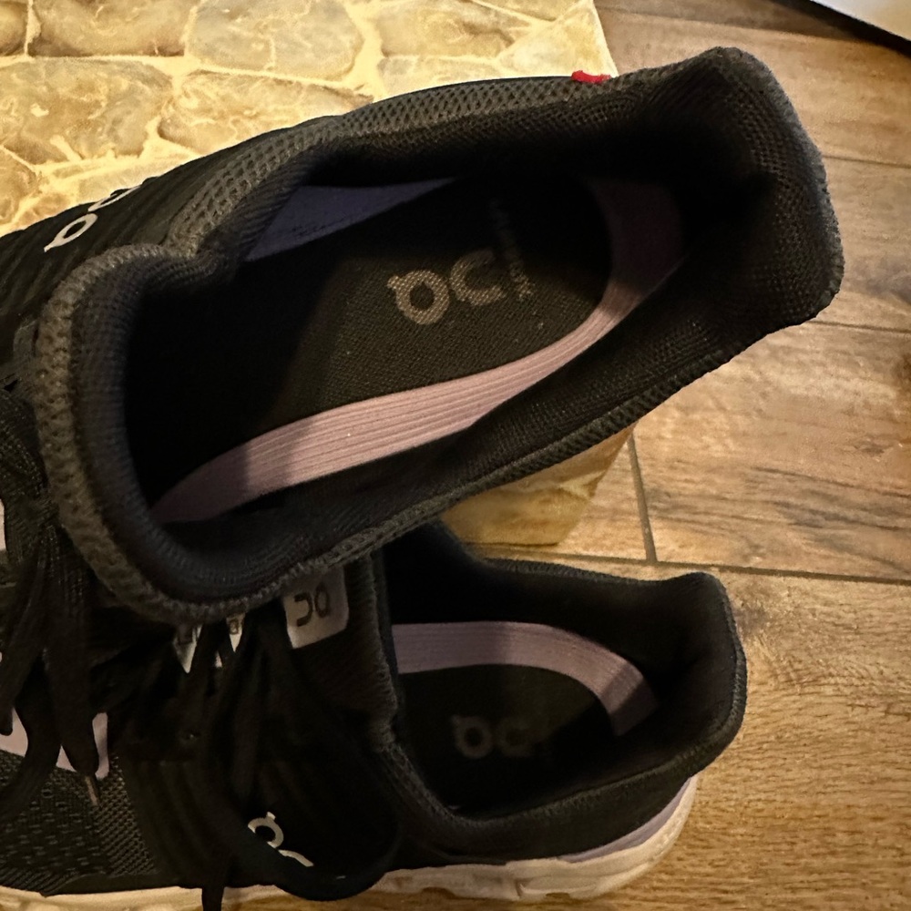 On Cloud women’s sneakers size 10